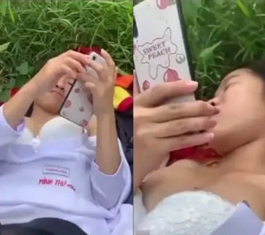 Đôi học sinh trẻ đang xoạc nhau bí mật