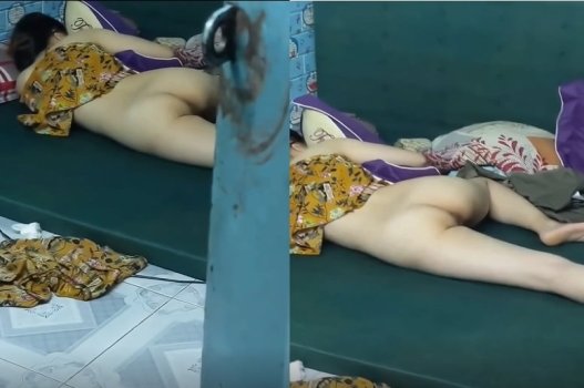 Lẻn vào phòng riêng để bóp vú